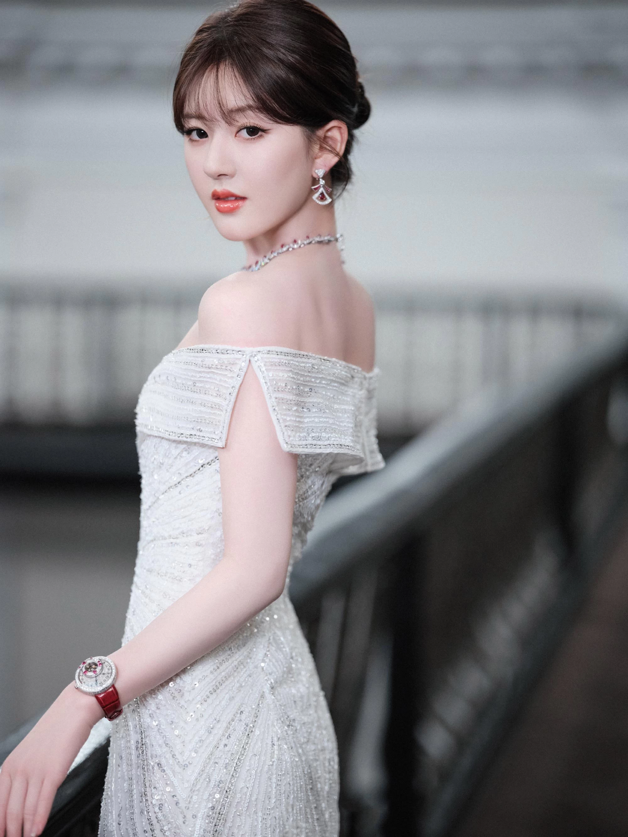 图片[2]-二次元COS分享[明星写真]赵露思身着深V白色亮片长裙，尽显美丽与优雅气质。-二次元COS分享次元吧