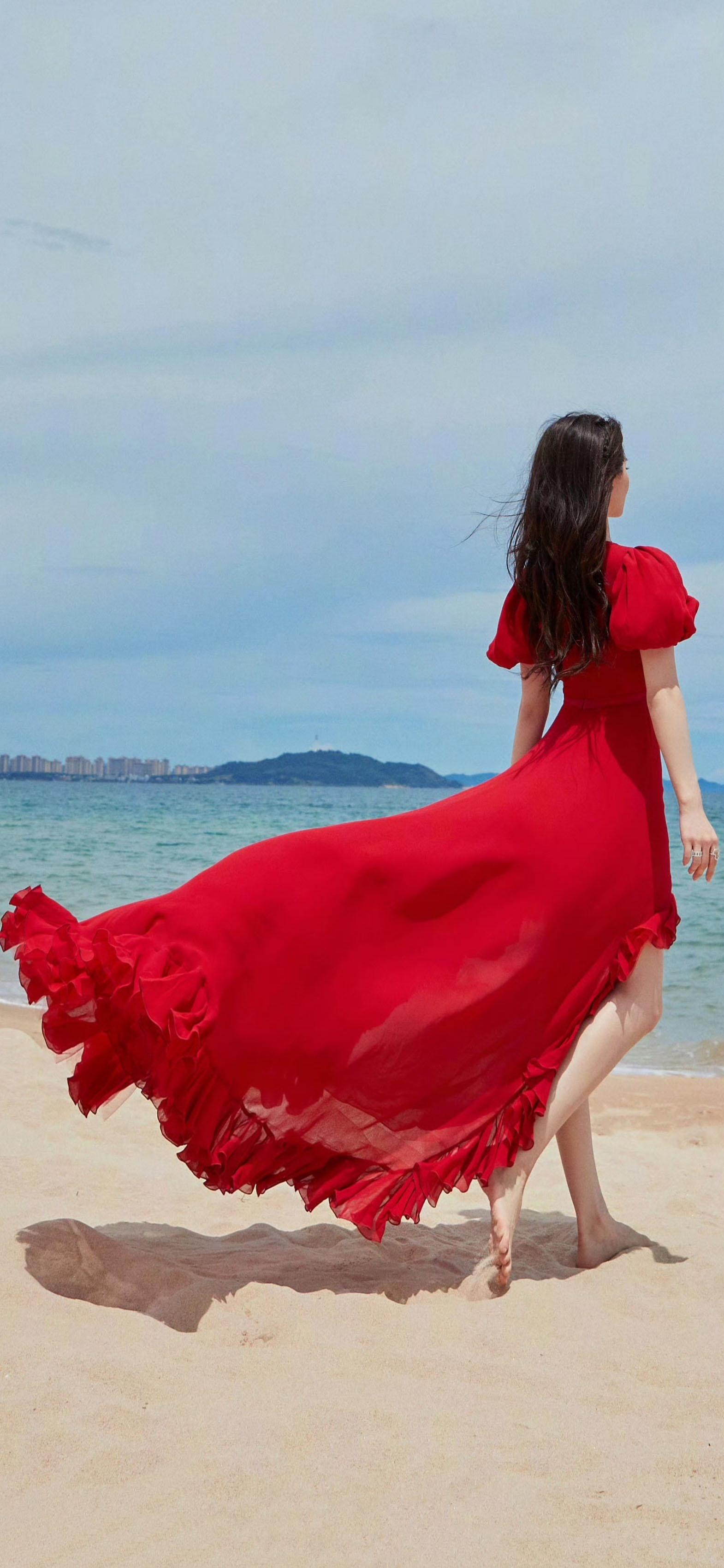 图片[1]-二次元COS分享[明星写真]刘诗诗身着红裙，尽显优雅大气，迷人风姿令人倾倒。-二次元COS分享次元吧