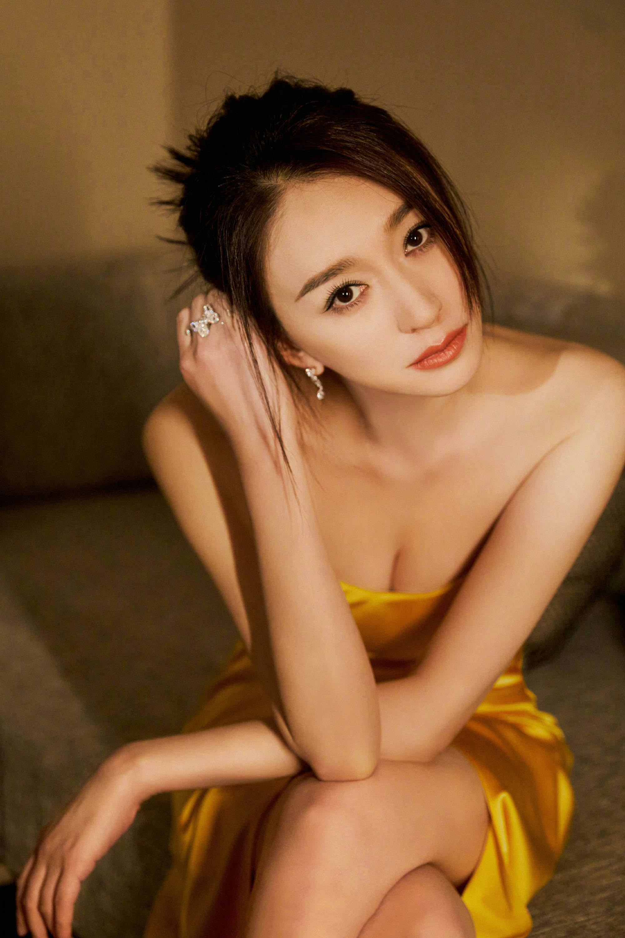 图片[6]-二次元COS分享[明星写真]李小冉身着金色抹胸裙的形象，无疑展现了她优雅自信、性感火辣的一面。-二次元COS分享次元吧