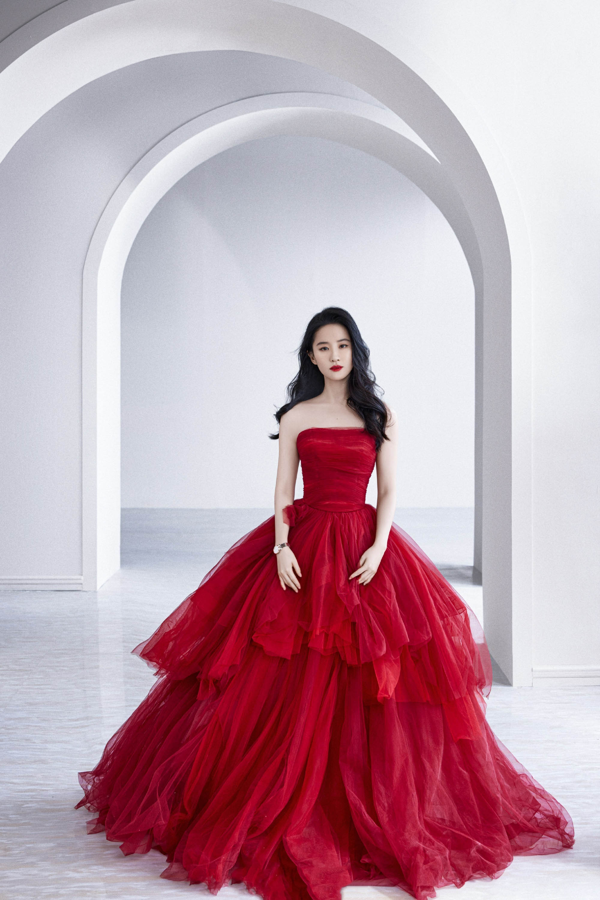 图片[4]-二次元COS分享[明星写真]刘亦菲身着红色抹胸裙，尽显明艳与优雅。-二次元COS分享次元吧