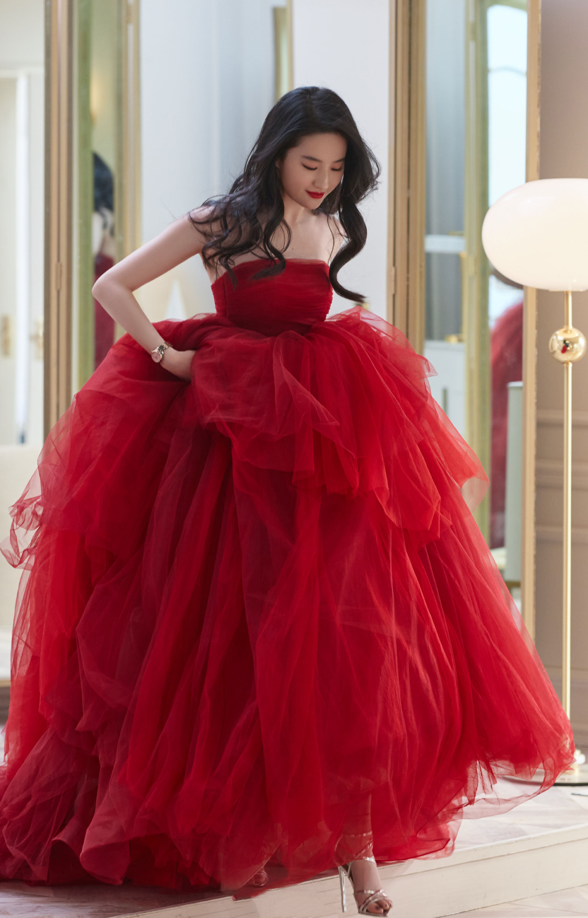图片[8]-二次元COS分享[明星写真]刘亦菲身着红色抹胸裙，尽显明艳与优雅。-二次元COS分享次元吧