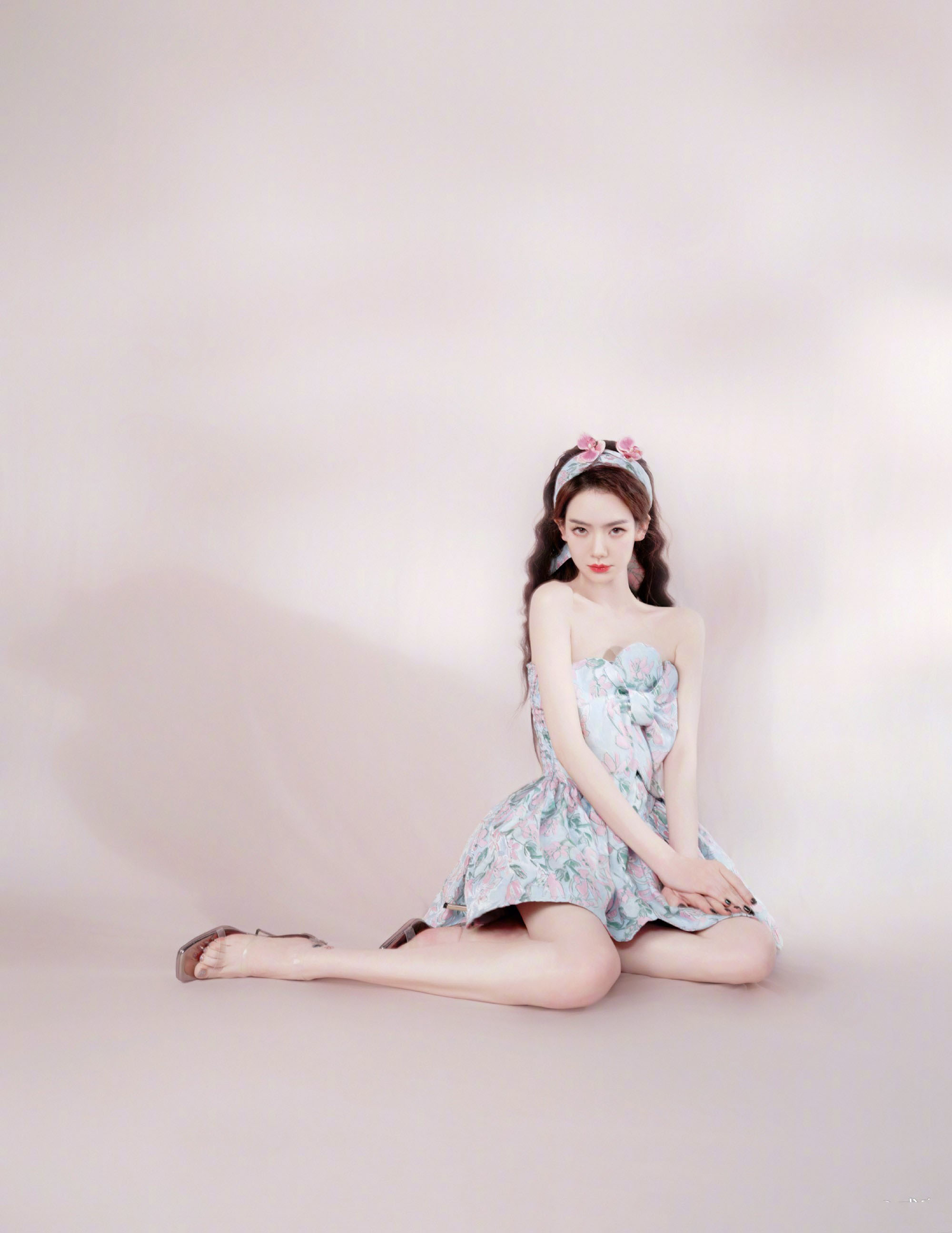 [明星写真]戚薇的花园风蓬蓬裙妆造既酷又美-二次元COS分享次元吧