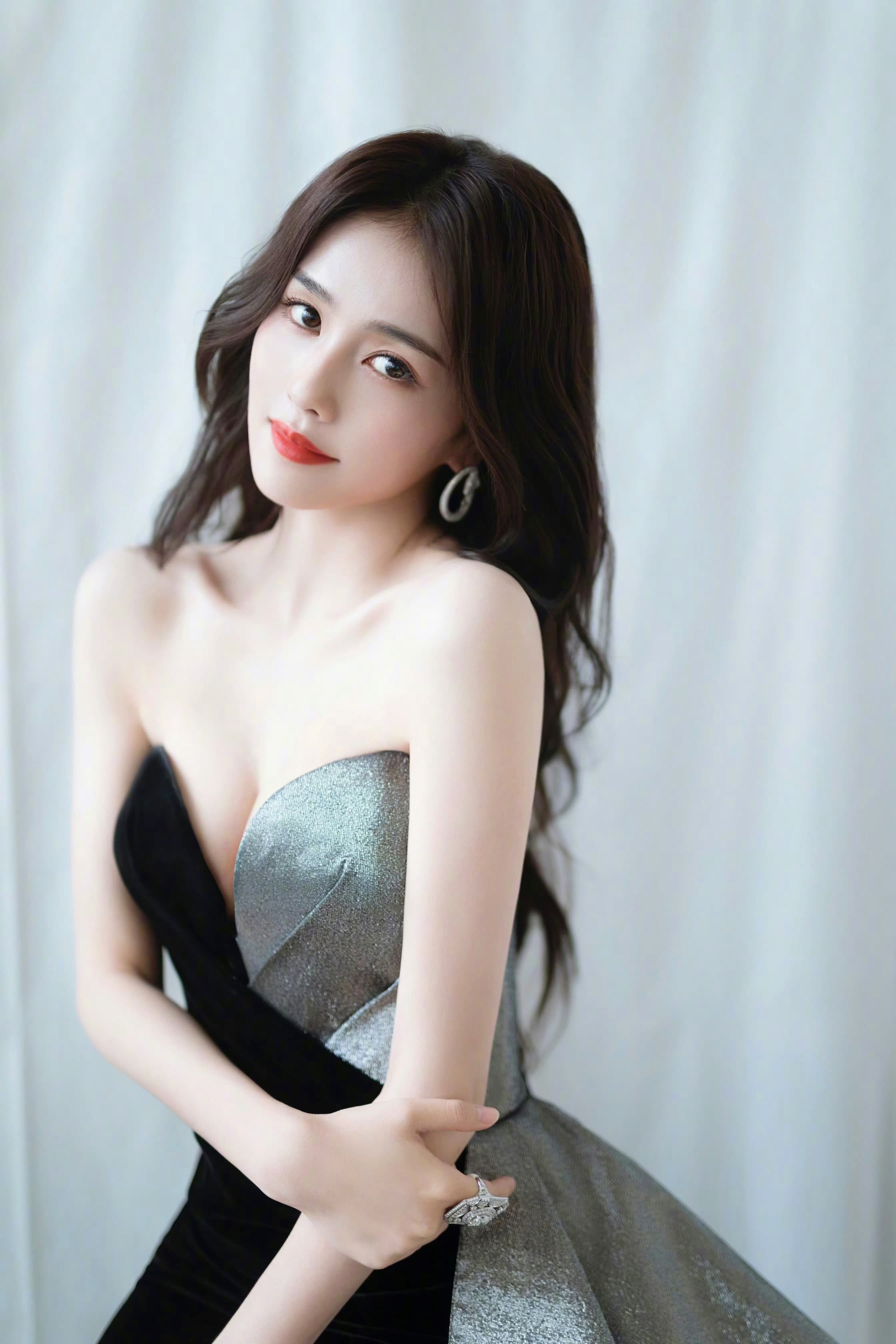图片[2]-二次元COS分享[明星写真]白鹿惊艳亮相，深V礼服尽显优雅魅力-二次元COS分享次元吧