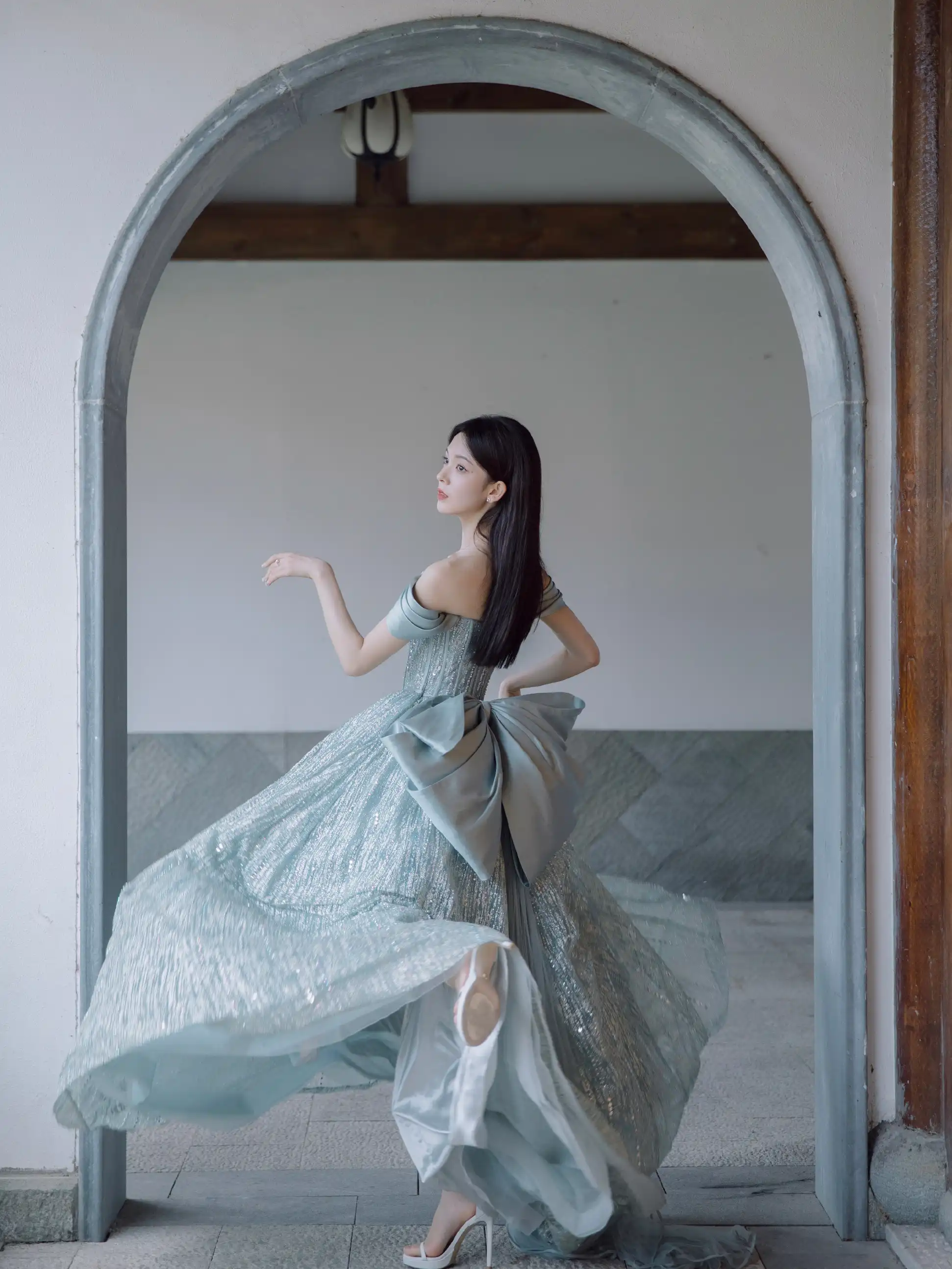 图片[1]-二次元COS分享[明星写真]陈瑶蝴蝶结星闪礼服裙造型大片-流光溢彩间，蝴蝶结轻旋成梦幻星河-二次元COS分享次元吧