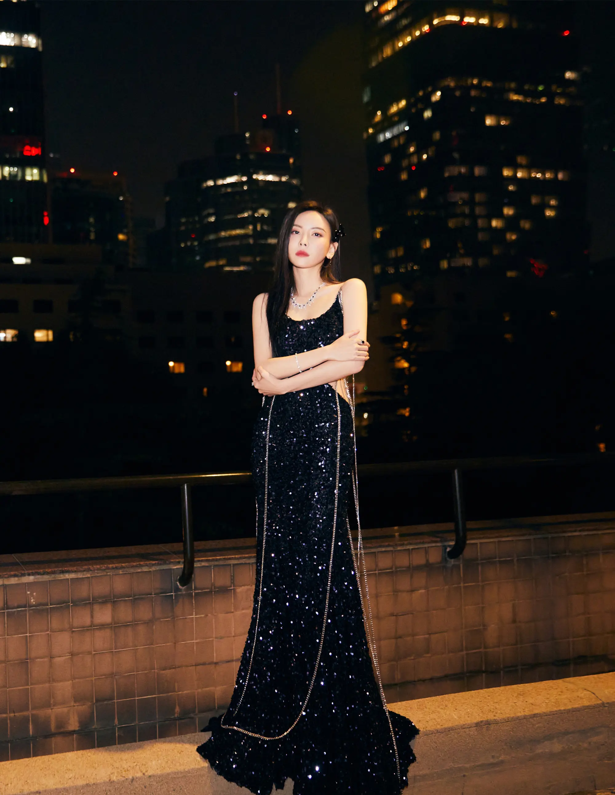 图片[1]-二次元COS分享[明星写真]于文文暗魅影写真大片-光影交织间，冷冽与魅惑共舞-二次元COS分享次元吧