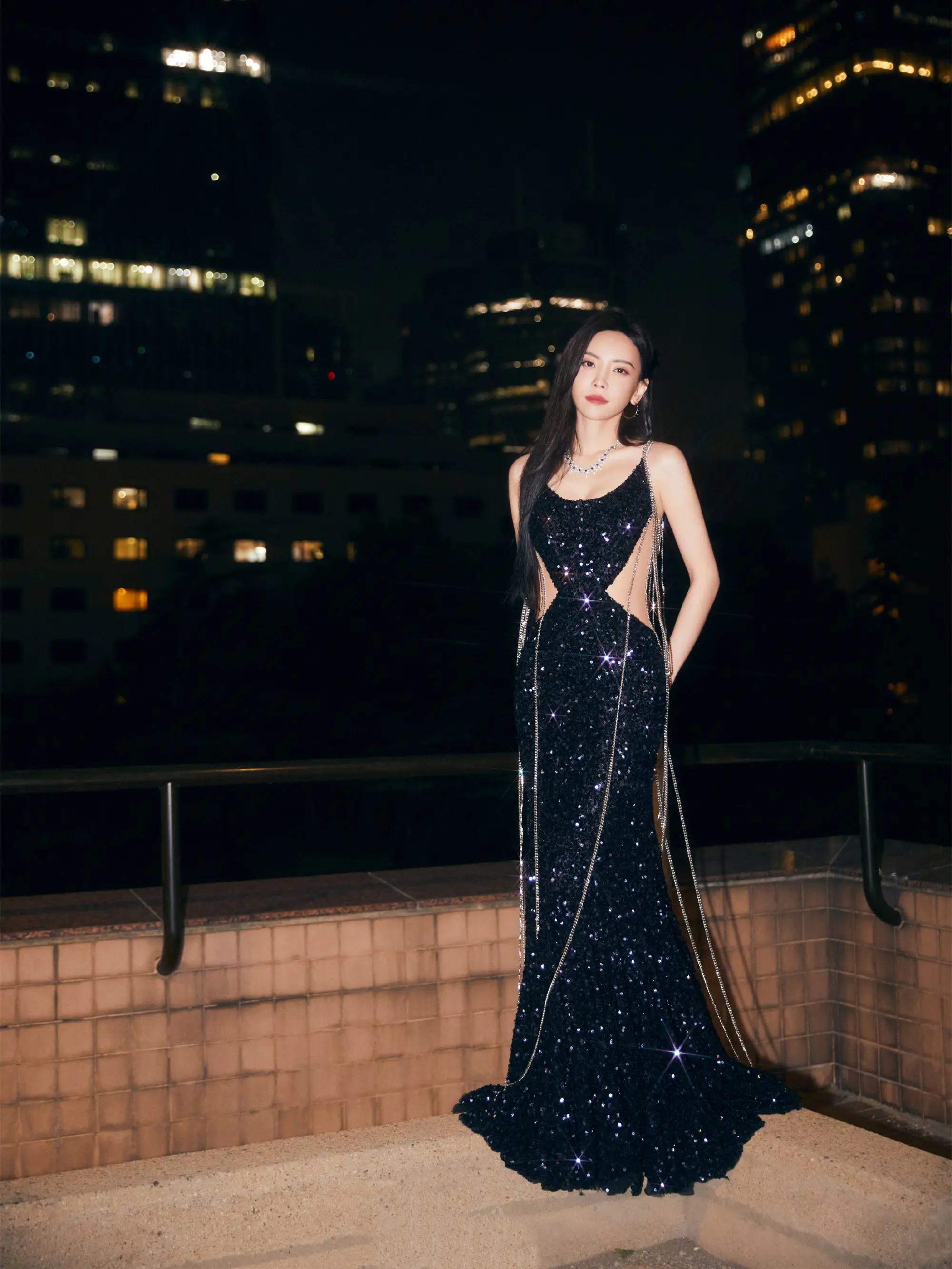 图片[2]-二次元COS分享[明星写真]于文文暗魅影写真大片-光影交织间，冷冽与魅惑共舞-二次元COS分享次元吧