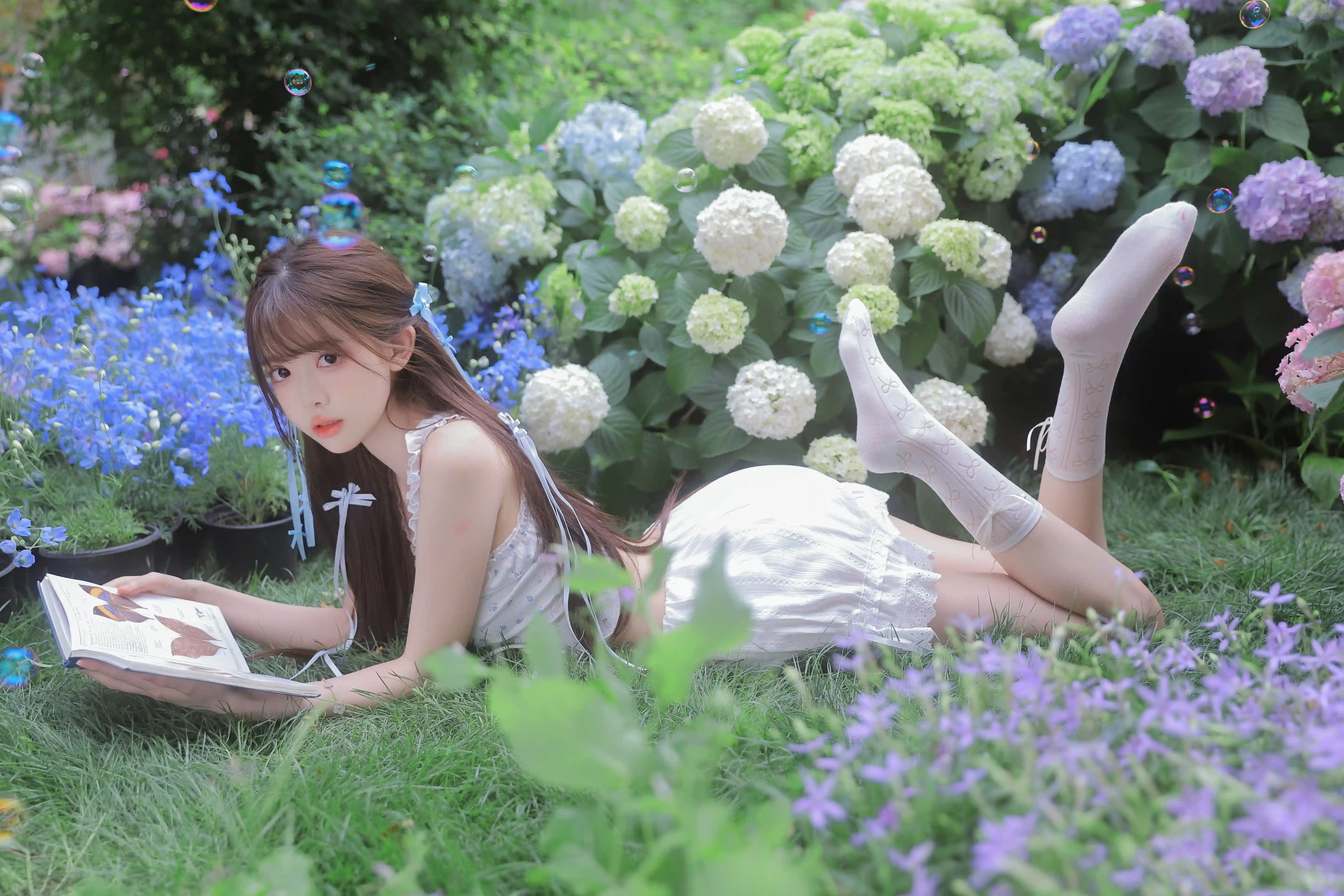 繁花簇拥-阅读在仲夏夜的梦-二次元COS分享次元吧