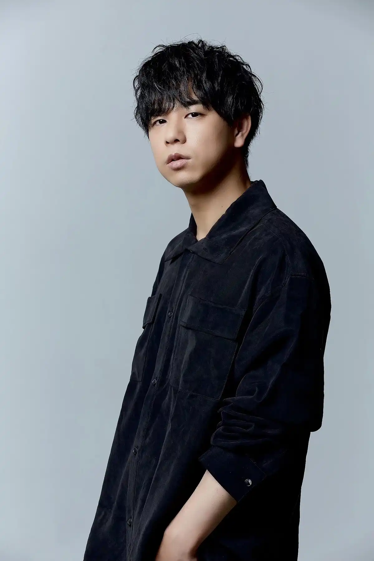 图片[2]-二次元COS分享《队友太弱所以贯彻辅助的宫廷魔法师，惨遭流放目标却是最强》公开第四弹先导视觉图，追加声优，该作将在 10 月播出！-二次元COS分享次元吧