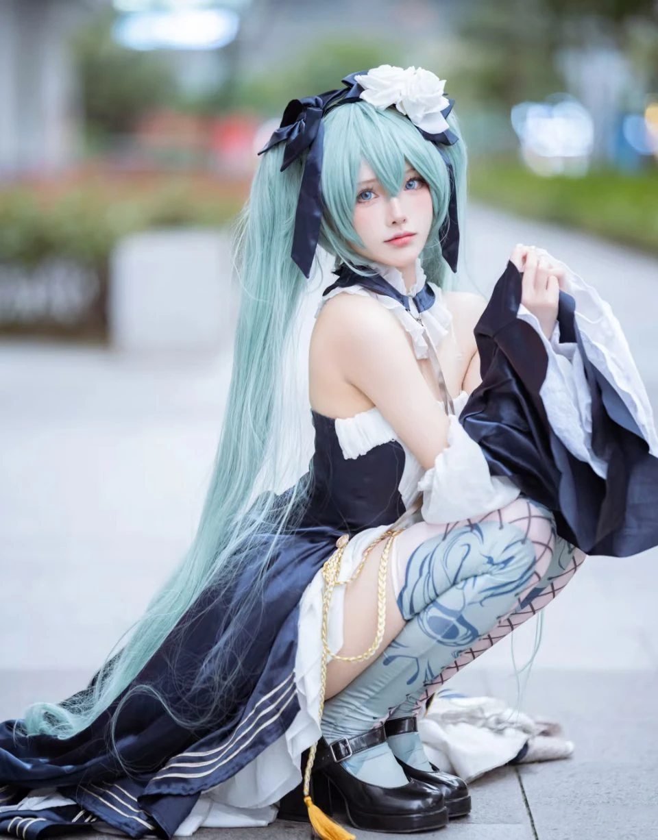 图片[1]-二次元COS分享[COSplay]哪怕世界冷漠以待，有初音的歌声相伴便是前行的力量源泉。 ​​​-二次元COS分享次元吧