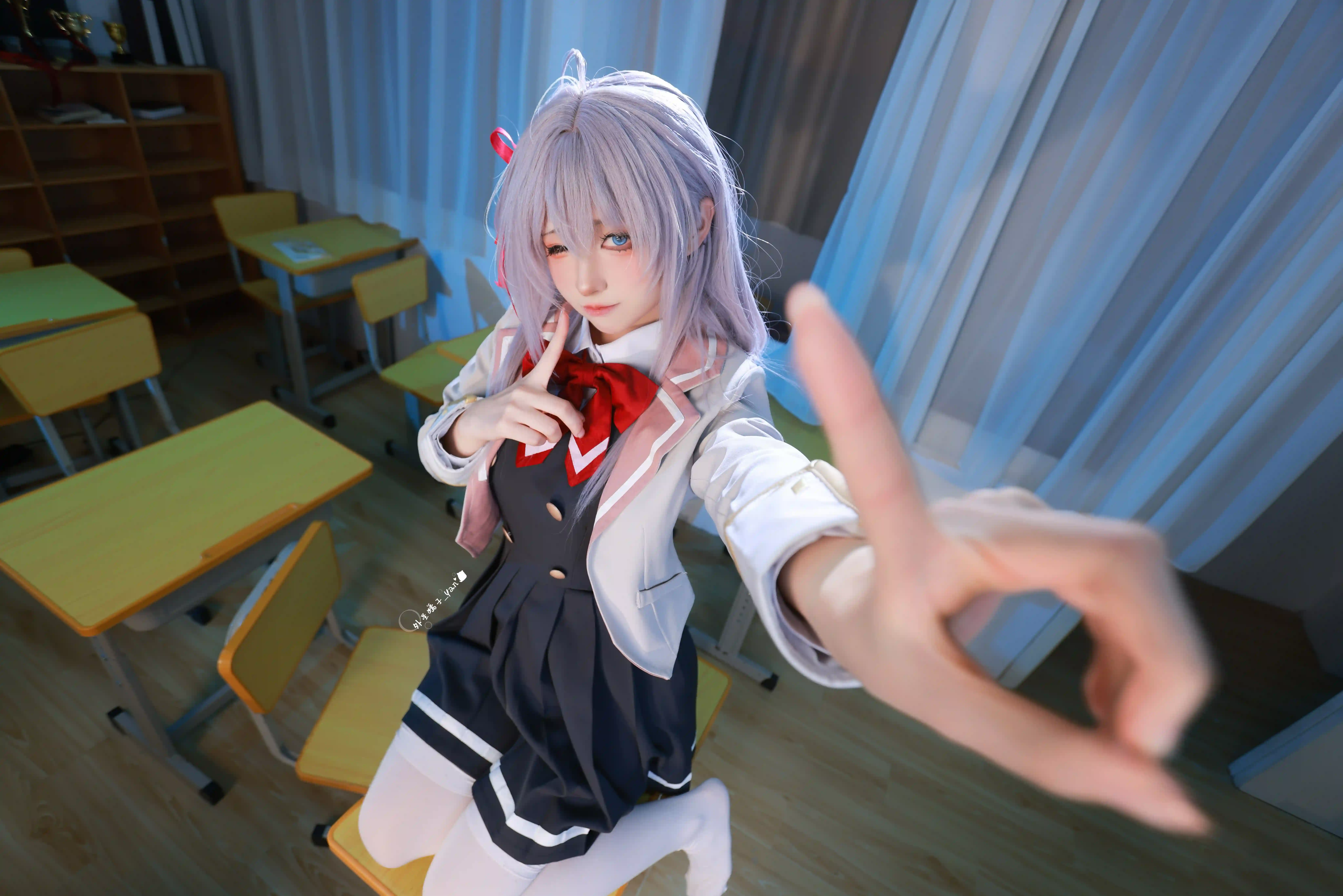 图片[4]-二次元COS分享[COSplay]嗯哼？坐在你的课桌上也没问题吧！？这对你来说…应该是奖励？-二次元COS分享次元吧