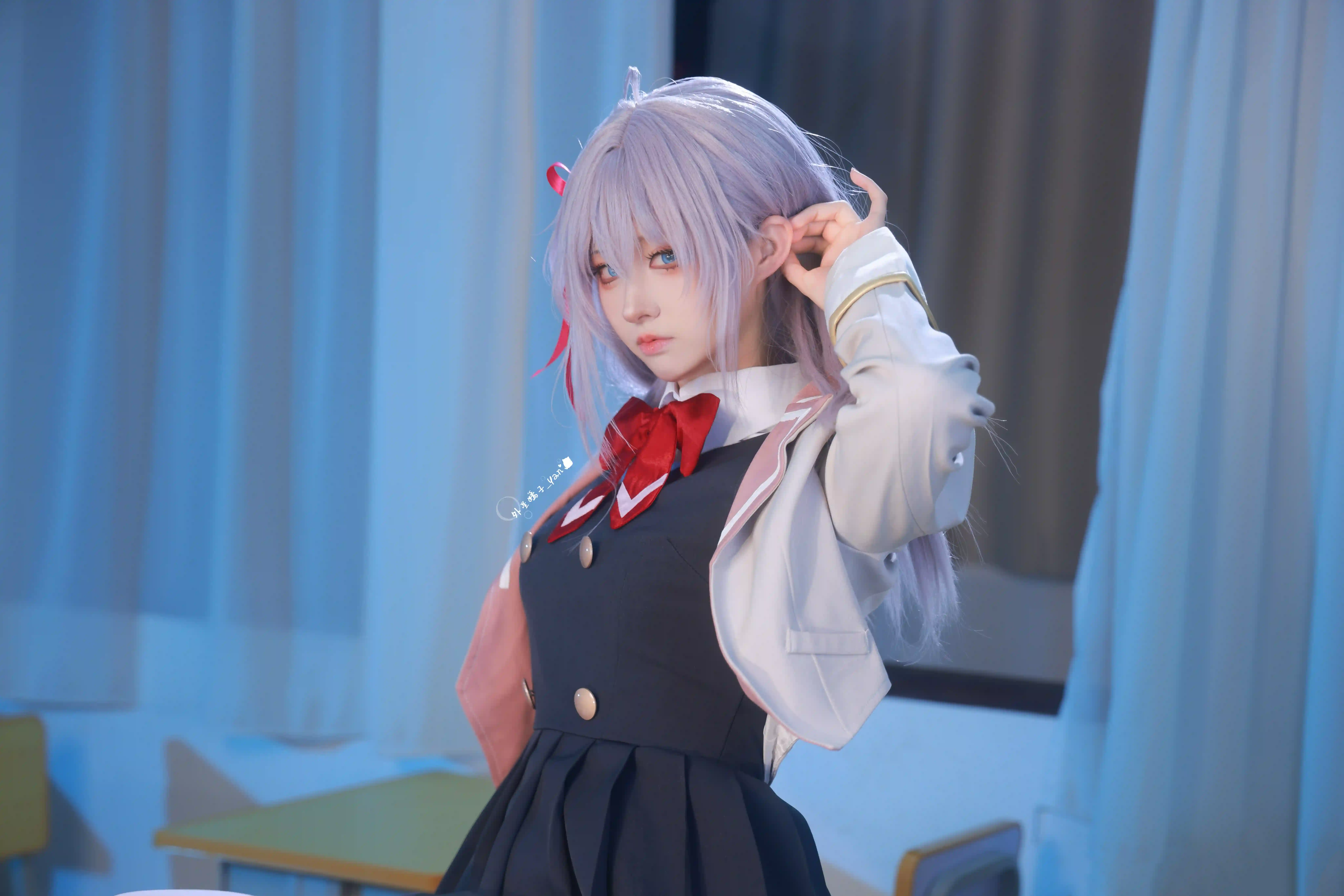 图片[1]-二次元COS分享[COSplay]嗯哼？坐在你的课桌上也没问题吧！？这对你来说…应该是奖励？-二次元COS分享次元吧