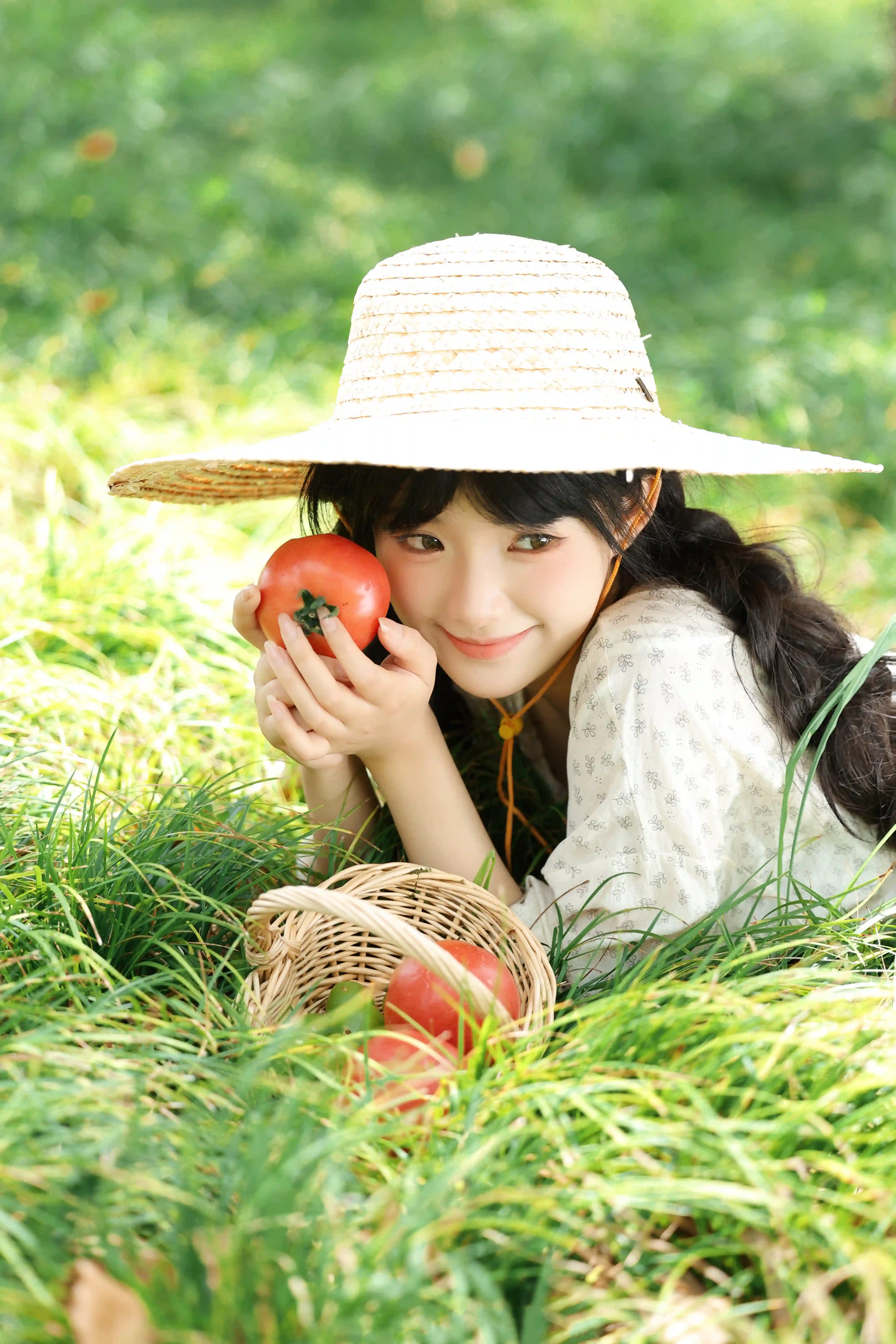 图片[3]-二次元COS分享夏日田园-草帽少女与番茄的温柔相遇-二次元COS分享次元吧