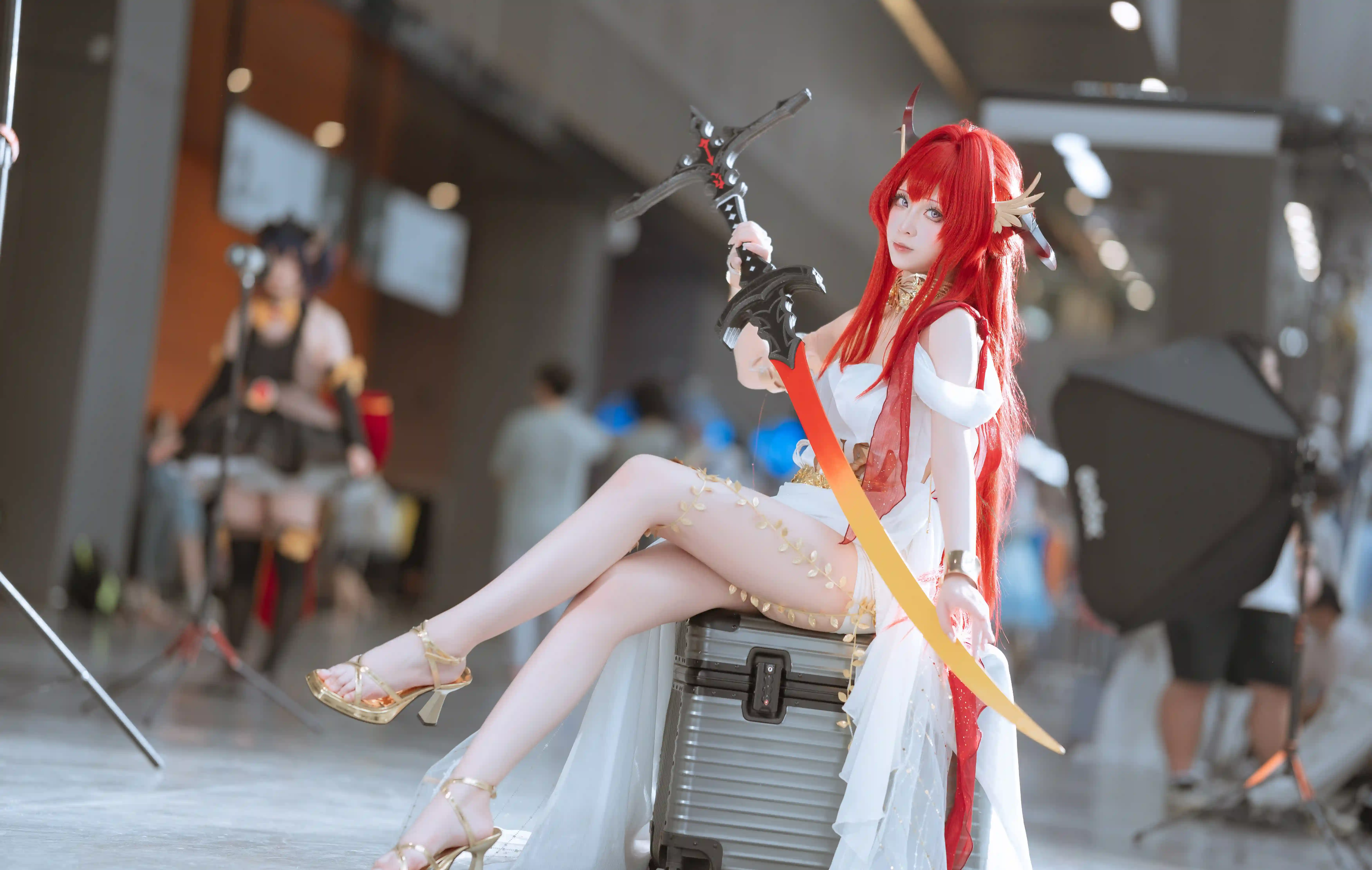 [COSplay]明日方 舟史尔特尔-白裙红妆，尽显英气-二次元COS分享次元吧