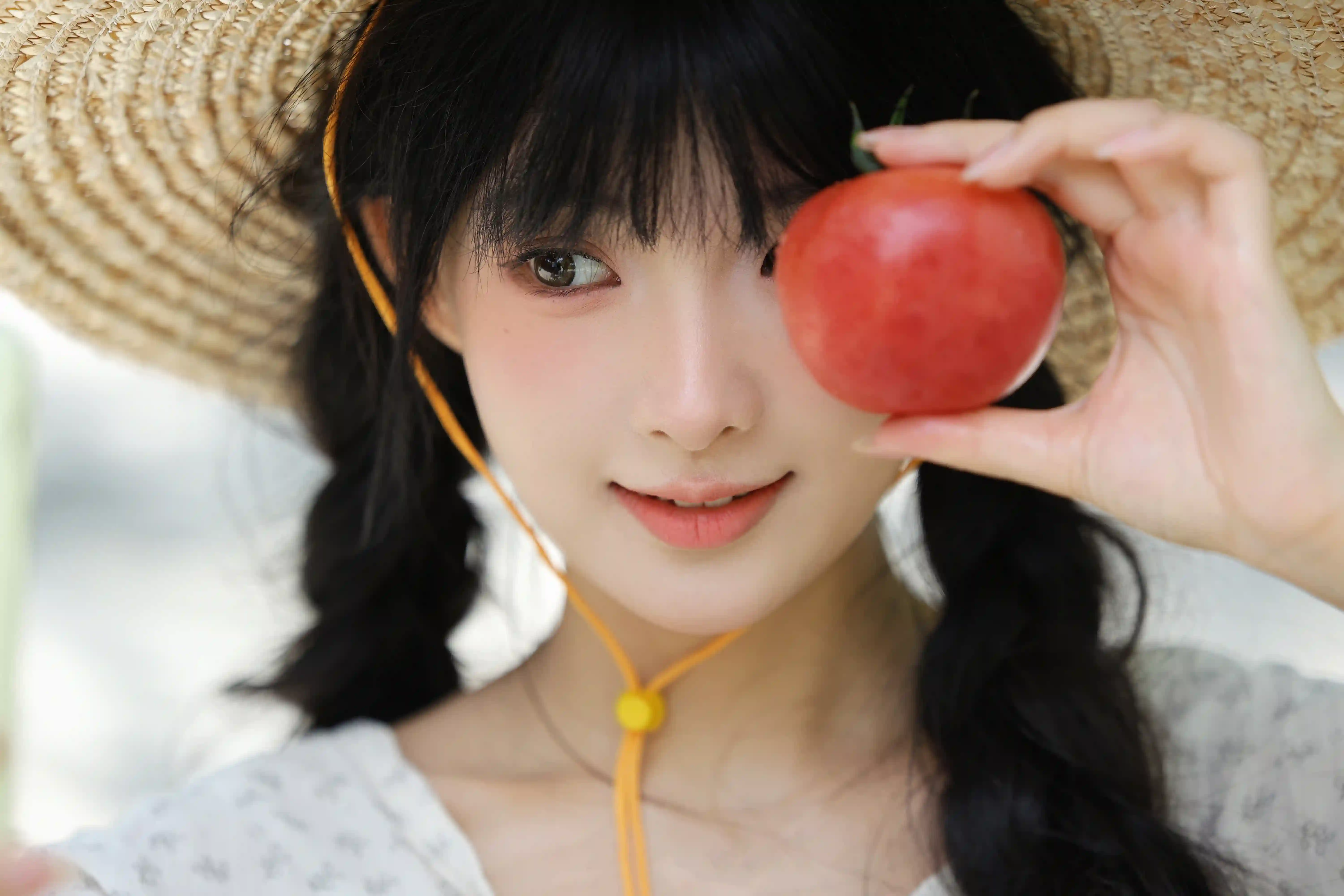 夏日田园-草帽少女与番茄的温柔相遇-二次元COS分享次元吧