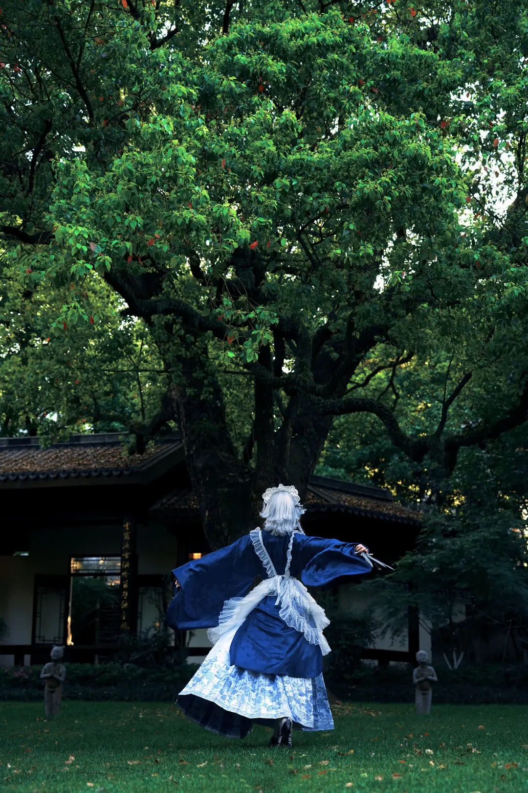 图片[1]-二次元COS分享[COSplay]撑着洋伞的女仆咲夜，在静静等待着大小姐召唤-二次元COS分享次元吧