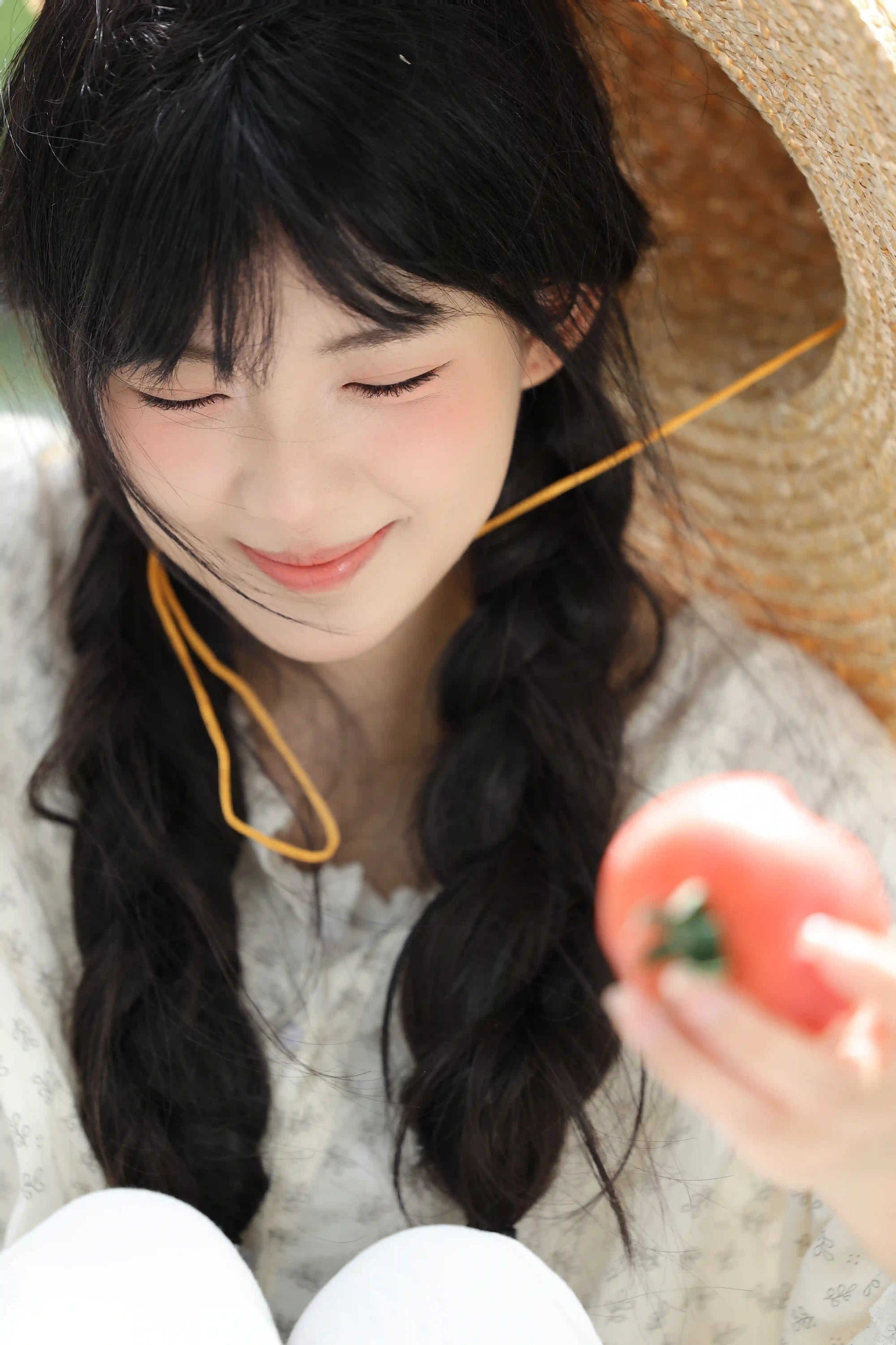 图片[7]-二次元COS分享夏日田园-草帽少女与番茄的温柔相遇-二次元COS分享次元吧