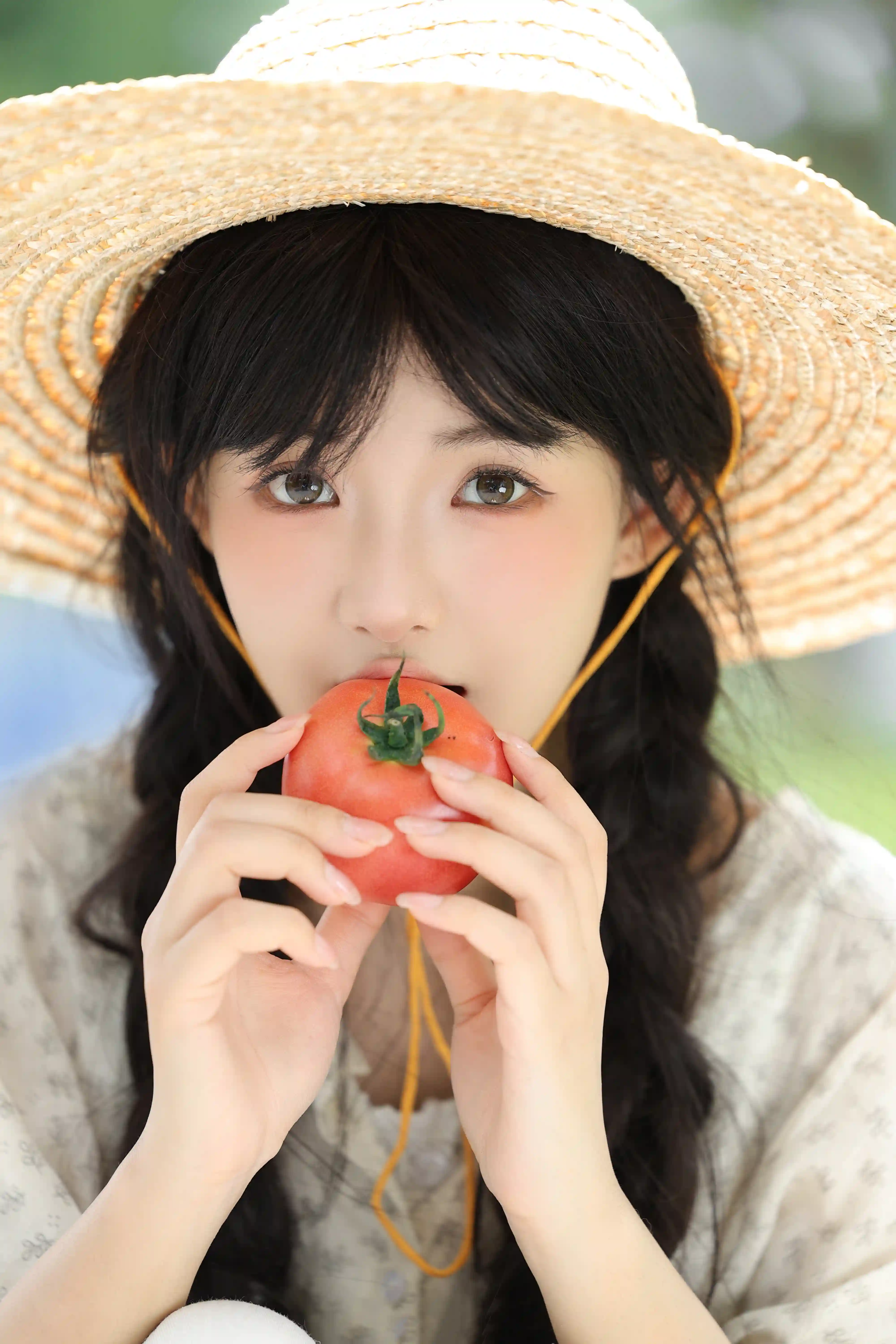 图片[4]-二次元COS分享夏日田园-草帽少女与番茄的温柔相遇-二次元COS分享次元吧