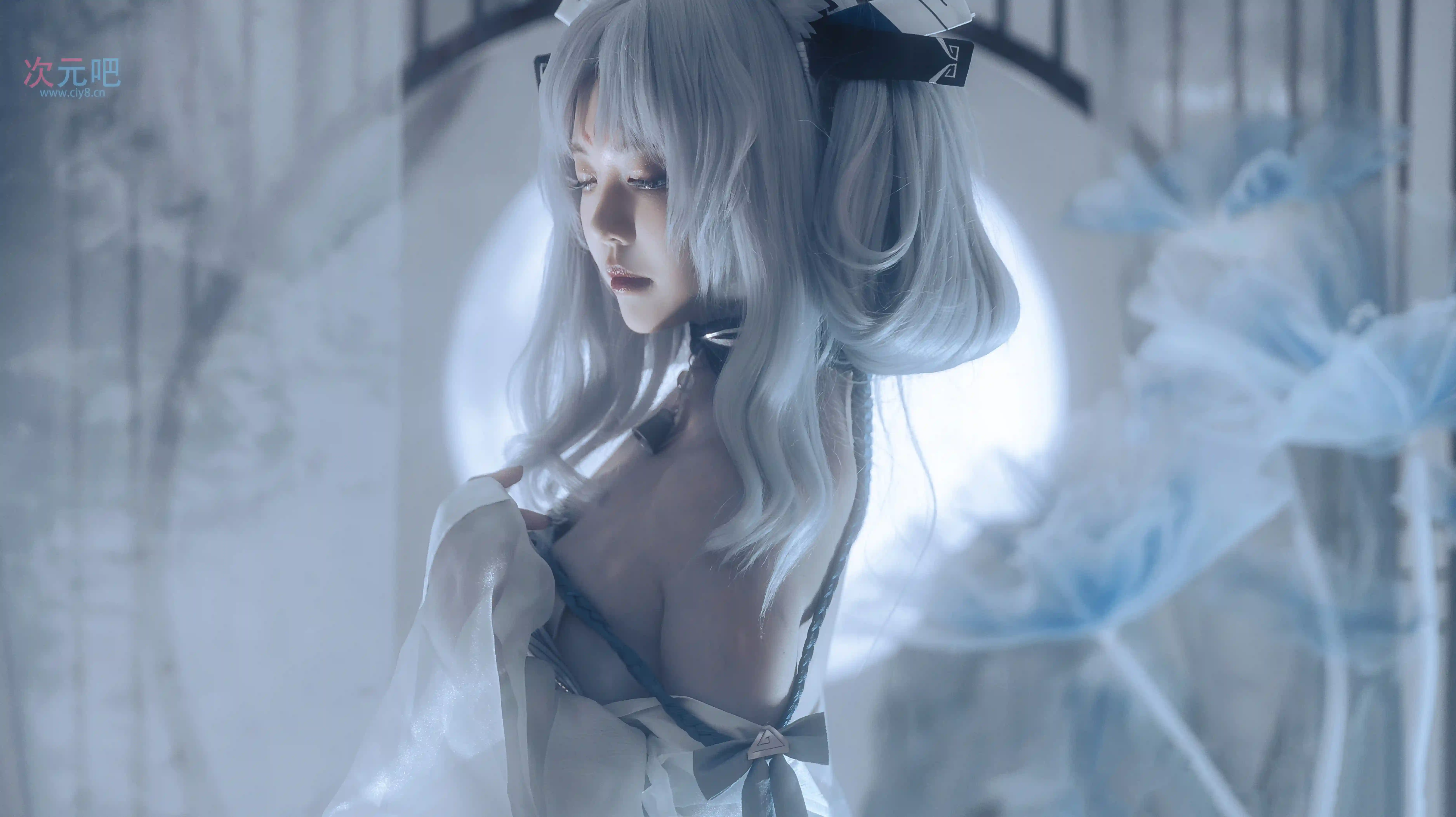 [COSplay]满月清辉下，白面鸮着飘逸白裙，似月下精灵，尽显清冷优雅之美-二次元COS分享次元吧