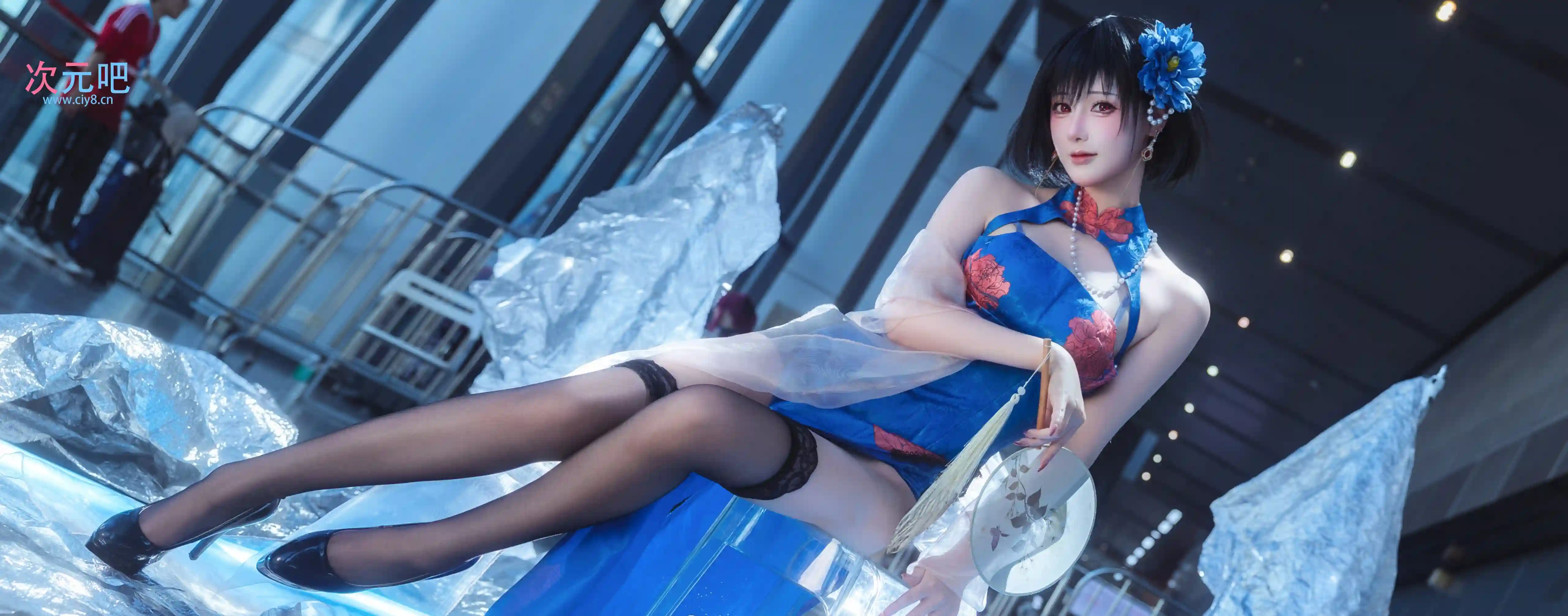 [COSplay]碧蓝航线 建武 身着蓝底红花旗袍，手持团扇，尽显优雅妩媚 。-二次元COS分享次元吧