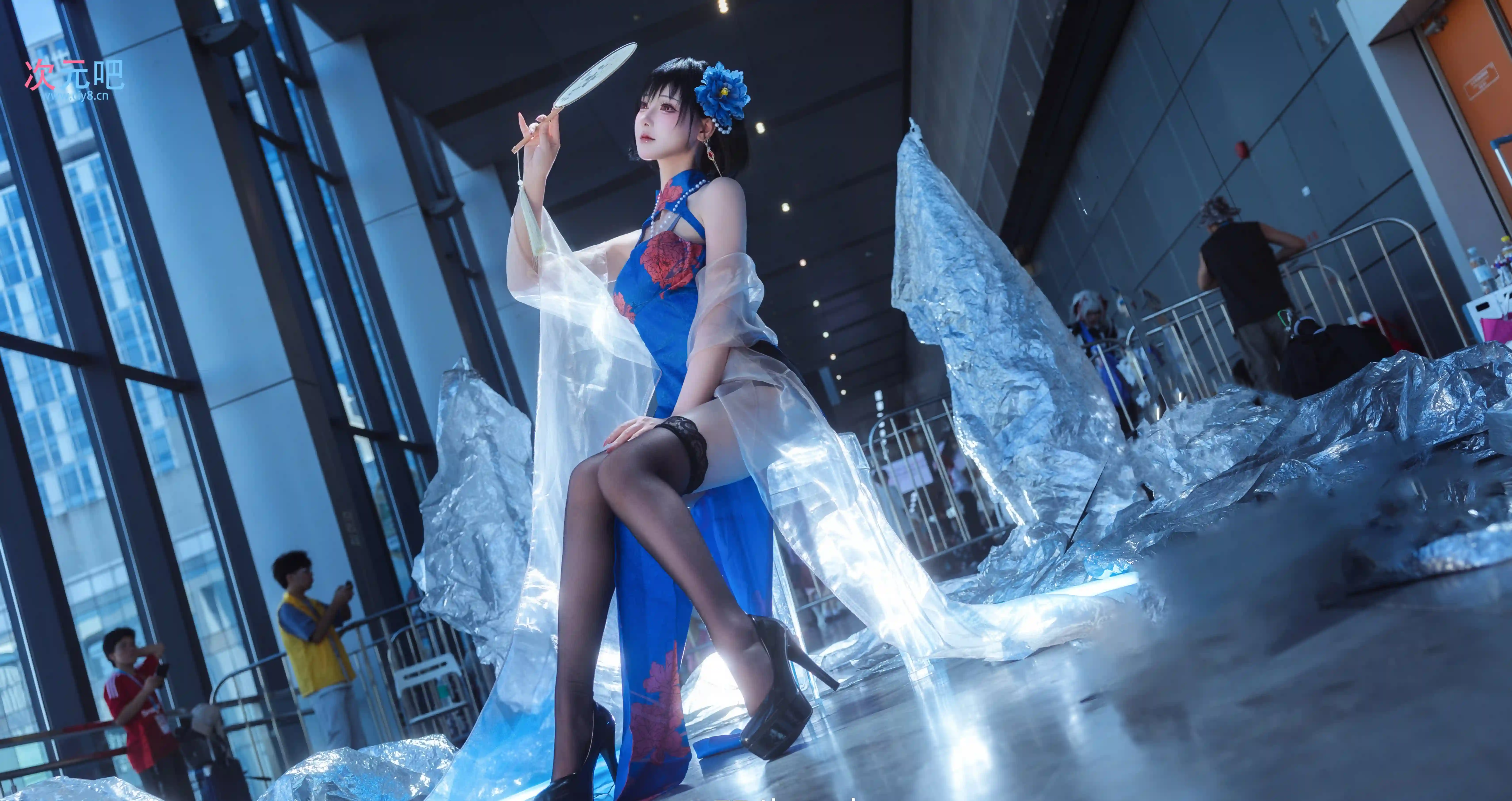 图片[2]-二次元COS分享[COSplay]碧蓝航线 建武 身着蓝底红花旗袍，手持团扇，尽显优雅妩媚 。-二次元COS分享次元吧