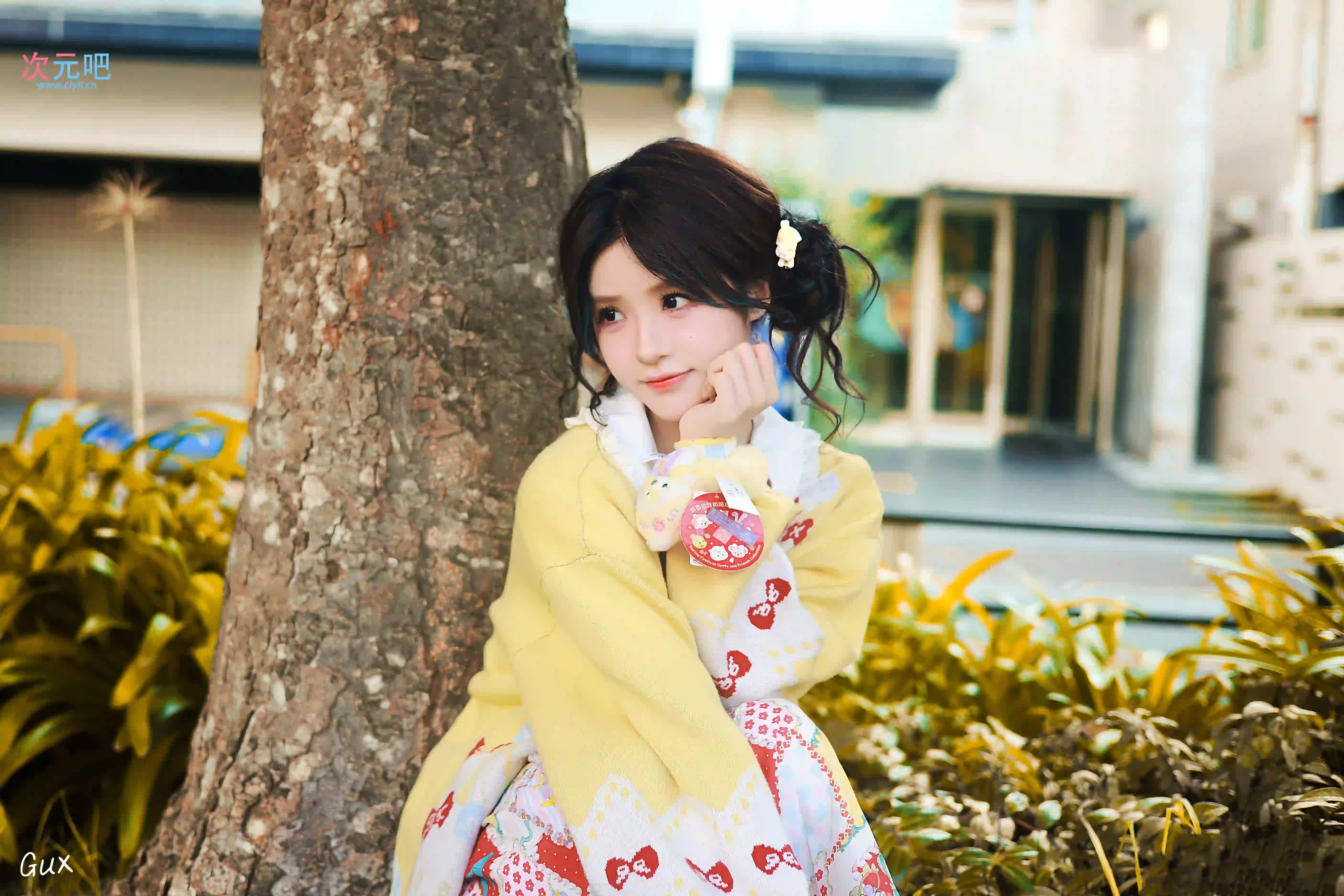 树影下，穿可爱风服饰的少女流露清甜气息-二次元COS分享次元吧