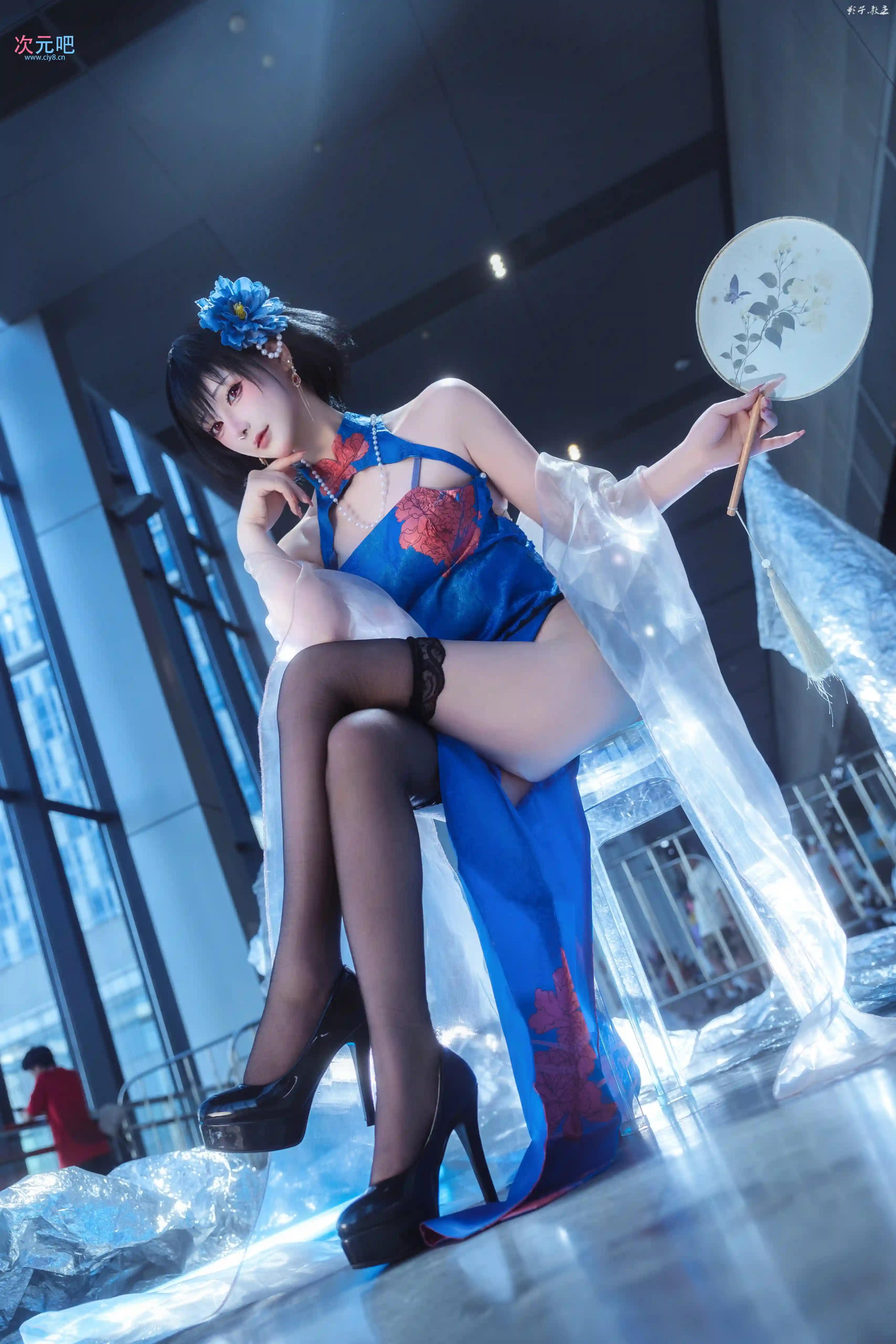 图片[6]-二次元COS分享[COSplay]碧蓝航线 建武 身着蓝底红花旗袍，手持团扇，尽显优雅妩媚 。-二次元COS分享次元吧