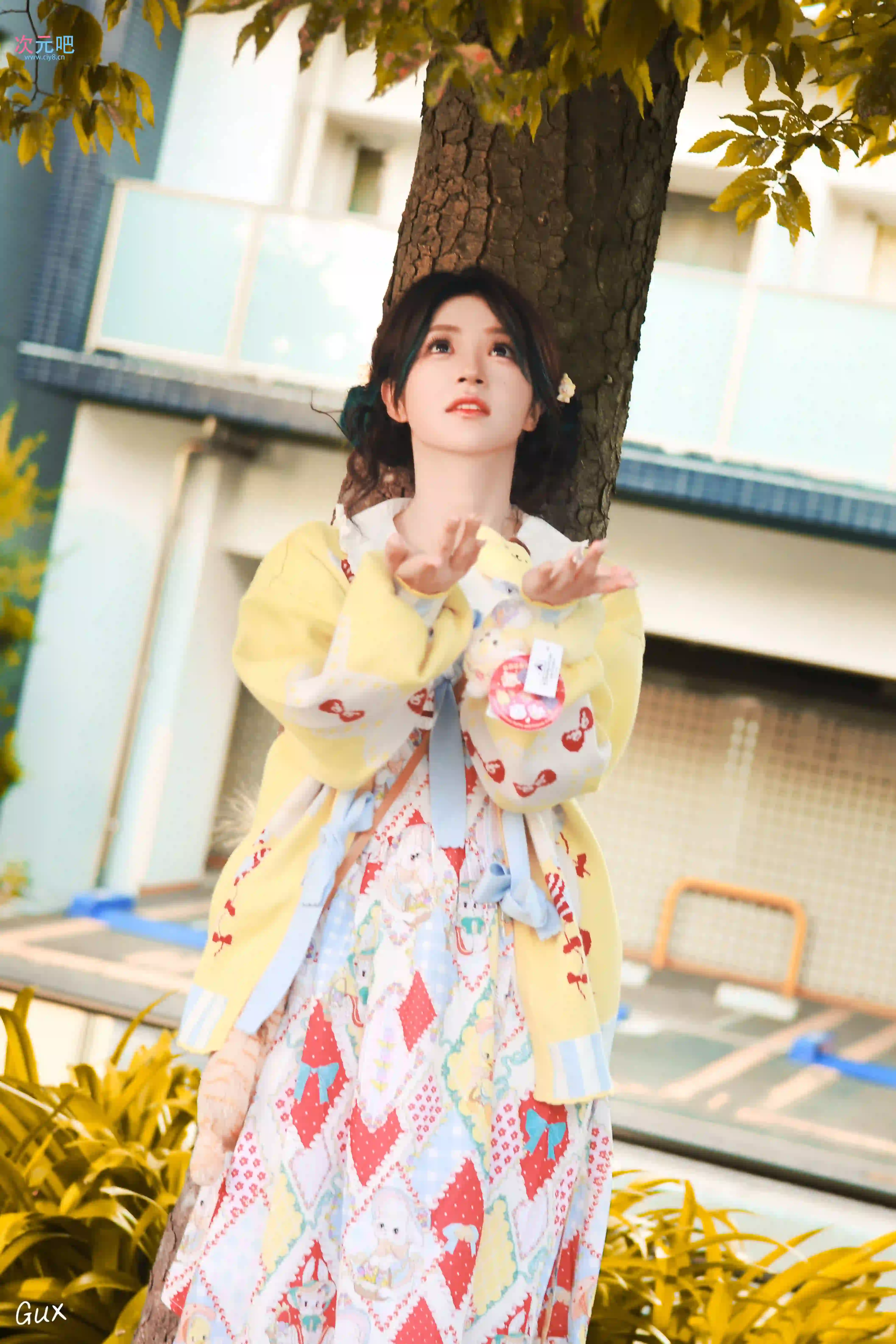 图片[1]-二次元COS分享树影下，穿可爱风服饰的少女流露清甜气息-二次元COS分享次元吧